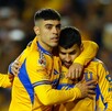 Ángel Correa y Juan Brunetta abrazado con Tigres.