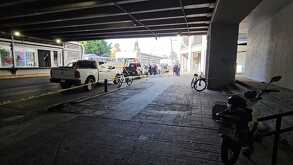 ¿Homicidio o accidente? La Fiscalía de Jalisco investiga la muerte de un hombre hallado ensangrentado bajo la Plaza Tapatía en Guadalajara. Conoce los detalles.