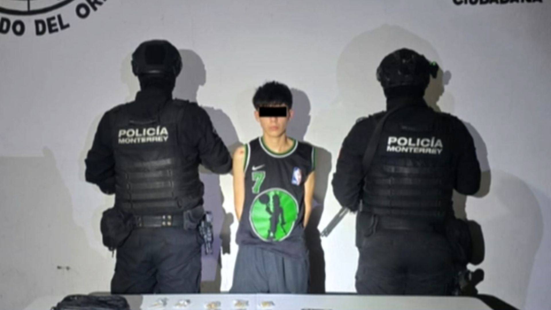 La Policía de Monterrey detuvo a Gael Tadeo 'N' en la colonia Nueva Madero con varias dosis de droga, dinero en efectivo y una báscula digital.