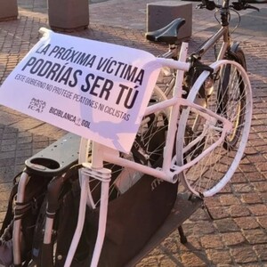El colectivo Bicicleta Blanca instaló un memorial frente a Setran y exigió a Pablo Lemus la destitución de Diego Monraz. Conoce las cifras.