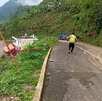 una persona en un camino afectado por lluvias en la sierra negra de puebla