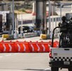 Policía en una patrulla avanza sobre una autopista de México.