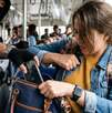 Un ladrón robando el iPhone de una chica en el transporte público