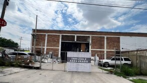 Fiscalía de Jalisco resguarda el sitio cateado en la colonia El Álamo en Guadalajara.