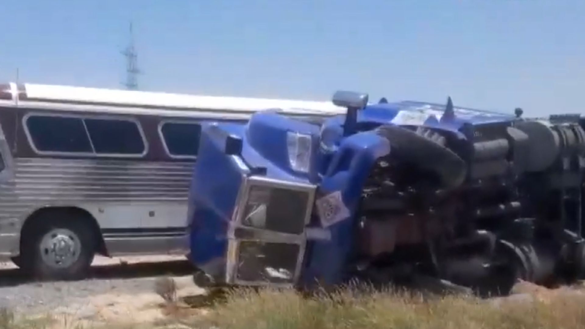 Un fuerte choque entre un autobús y un tractocamión con autotanques de combustible provocó una peligrosa fuga en la carretera a Monclova, en Mina, Nuevo León.