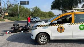 Motocicleta chocada por taxi en Monterrey.