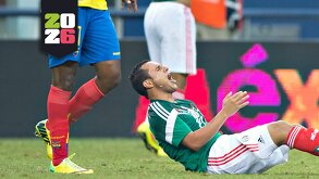 Luis Montes cuando sufrió la lesión ante Ecuador en un partido amistoso.