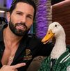 Poncho de Nigris con el Pato Merlín; imagen creada con IA