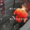 Repartidor es captado orinando dentro de un elevador en Atizapán.