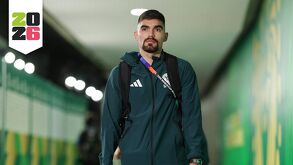 Johan Vázquez vistiendo el uniforme de la Selección Mexicana.
