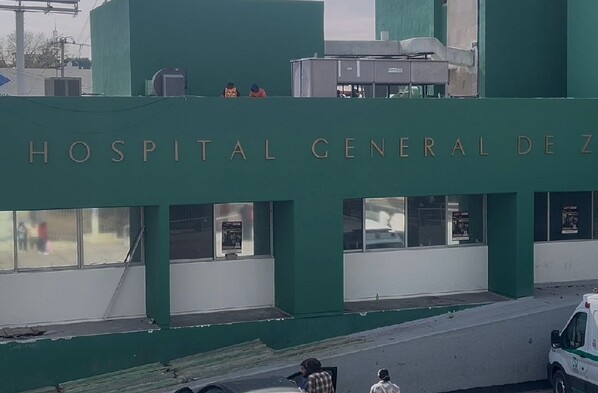 Se observa un edificio color verde y dice Hospital General de Zona.
