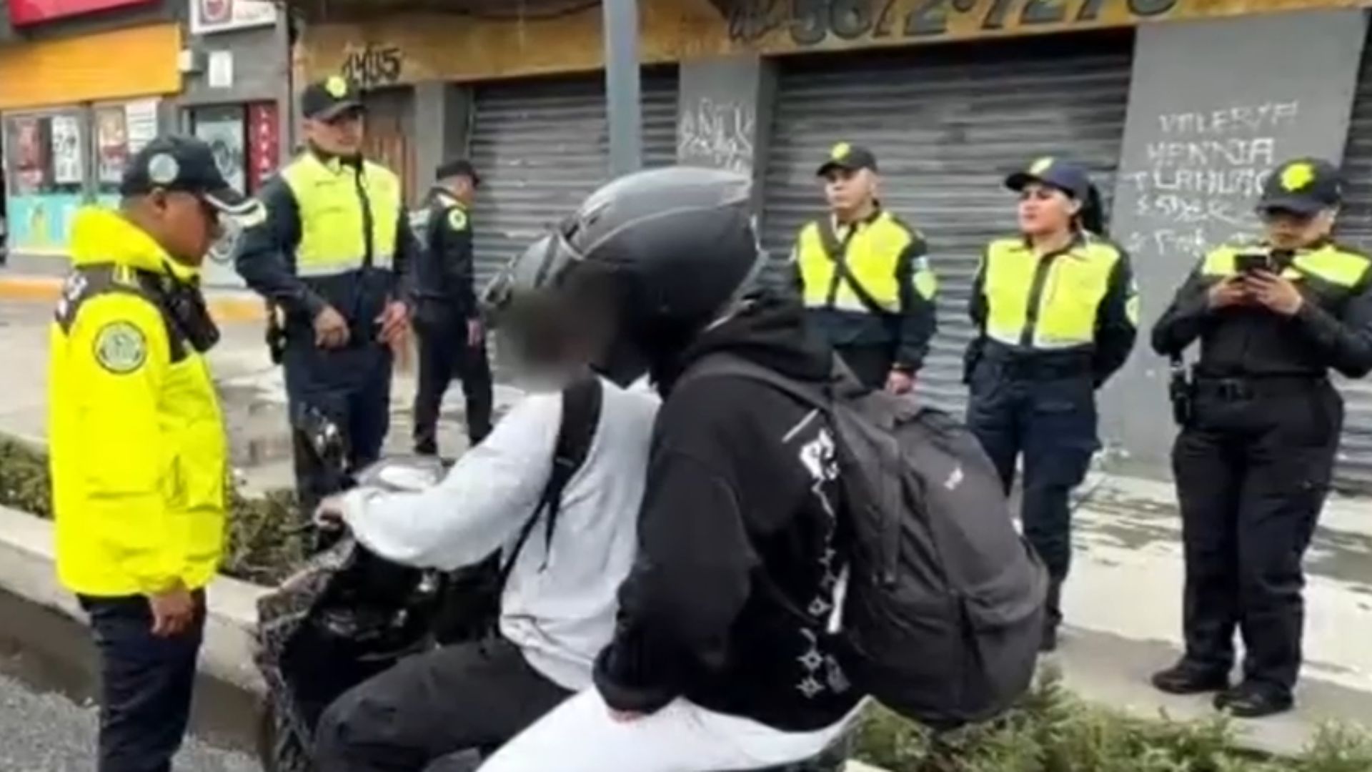 123 policías auxiliares y bancarios multan en CdMx. Infracciones: Doble fila, exceso de velocidad y más.