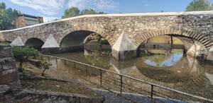 puente de analco con agua y basura de inundaciones