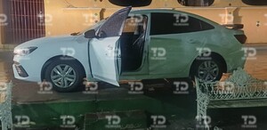 Auto baleado en calles de Petlalcingo, Puebla.