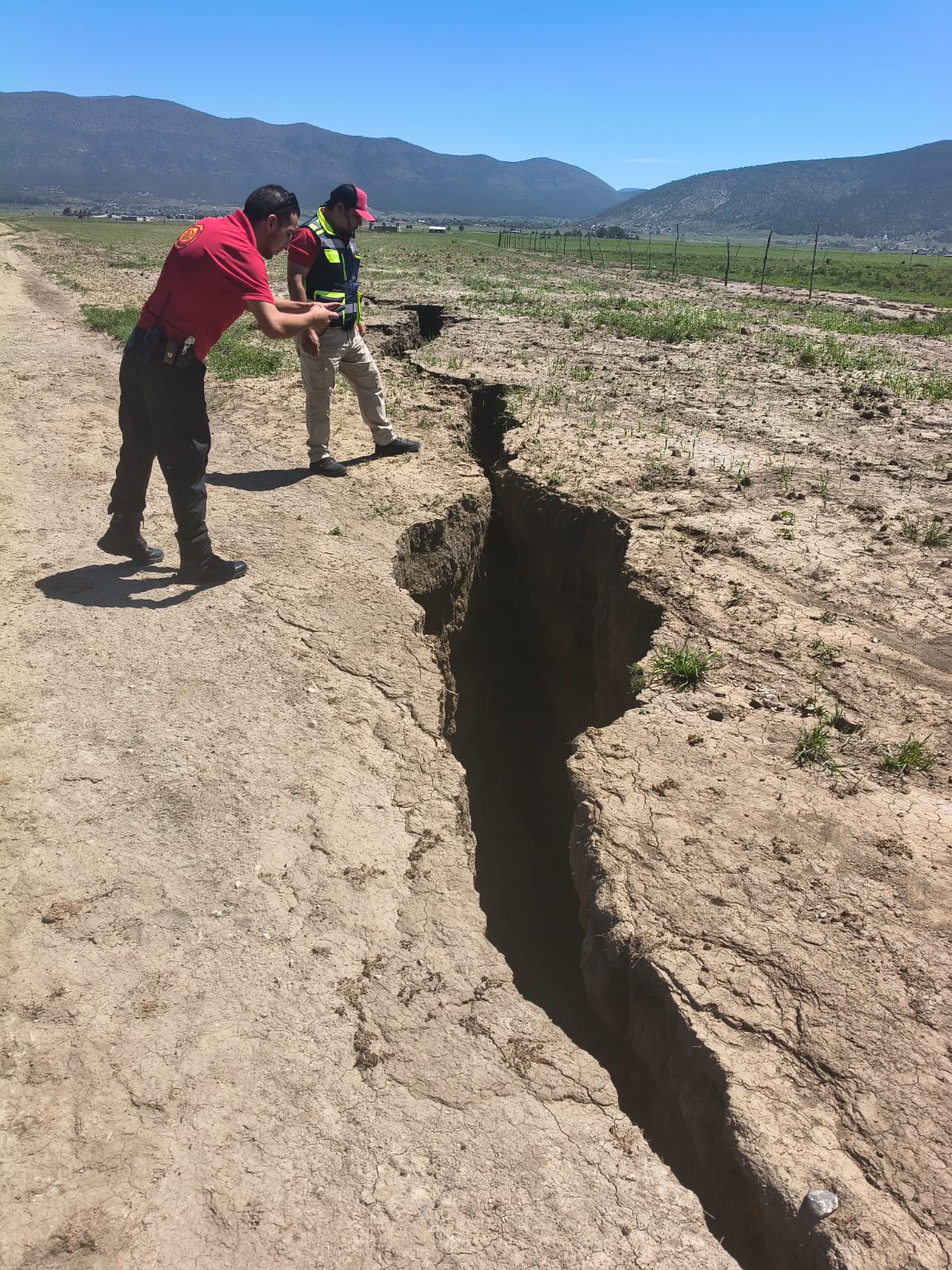 La grieta en Tierras Prietas permanece bajo vigilancia. Autoridades explican qué pudo provocarla y por qué llaman a extremar precauciones.