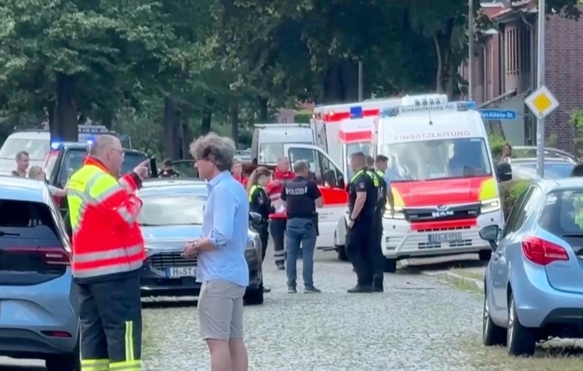 En esta imagen tomada de un video, se observa a equipos de emergencia, residentes y policías en Stade, Alemania, el lunes 29 de junio de 2026