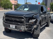 El accidente ocurrió frente al PRI en Saltillo y dejó daños materiales. Autoridades explicaron cómo se registró el percance.