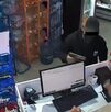 Captan a un hombre robando una tienda de abarrotes a mano armada en Tulancingo, Hidalgo.