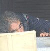 Se observa un poco del rostro de un adulto mayor, está acostado.