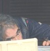 Se observa un poco del rostro de un adulto mayor, está acostado.
