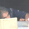 Se observa un poco del rostro de un adulto mayor, está acostado.