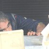 Se observa un poco del rostro de un adulto mayor, está acostado.