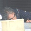 Se observa un poco del rostro de un adulto mayor, está acostado.