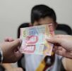 Papás dando dinero por pensión