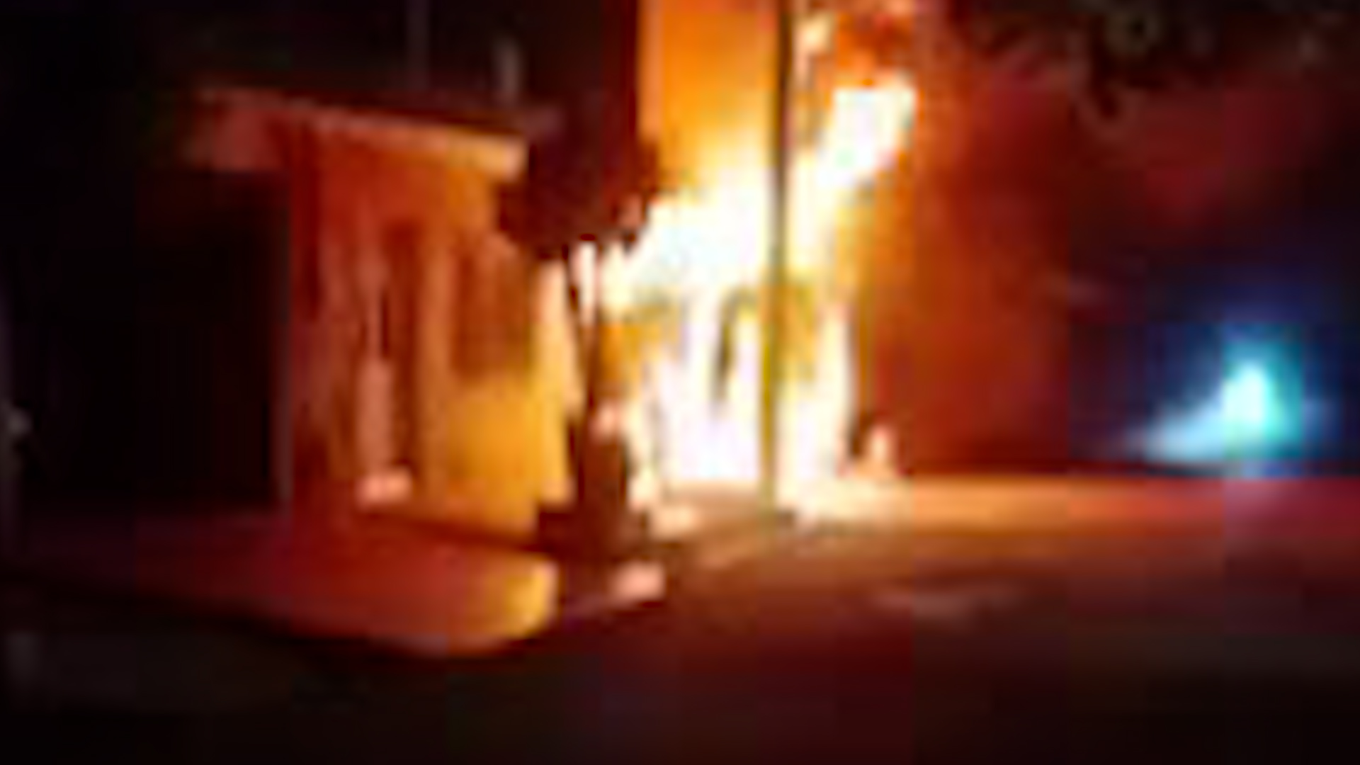 Un voraz incendio registrado durante la noche de este viernes 26 de junio dejó como saldo una vivienda completamente destruida.