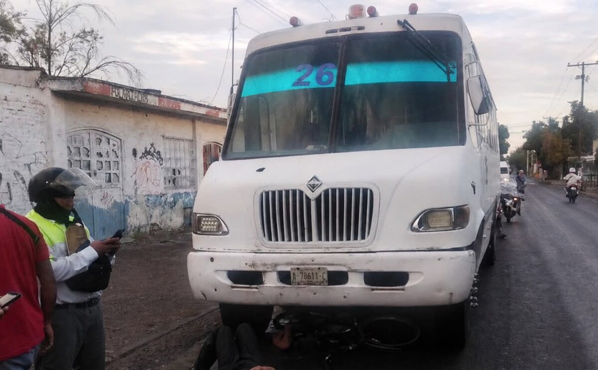 Camión que atropelló a un joven en Gómez Palacio, dejándolo gravemente lesionado.
