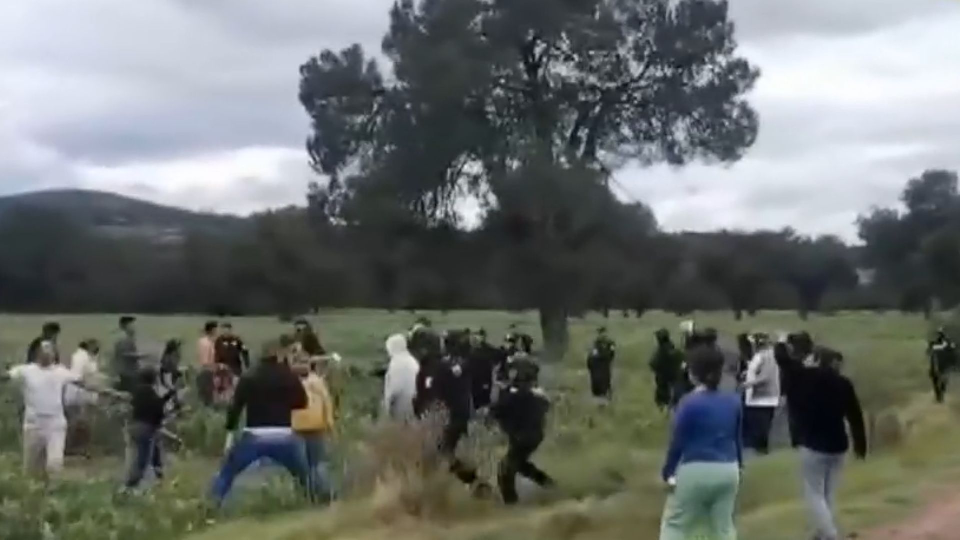 Represión contra comunidad que defiende agua y tierra en Tlaxcala. Autoridades usan gas lacrimógeno contra oposición a proyecto de basura de 60 municipios.
