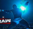 Oba Femi levantando la corona de Rey del Ring tras su victoria en Night of Champions.