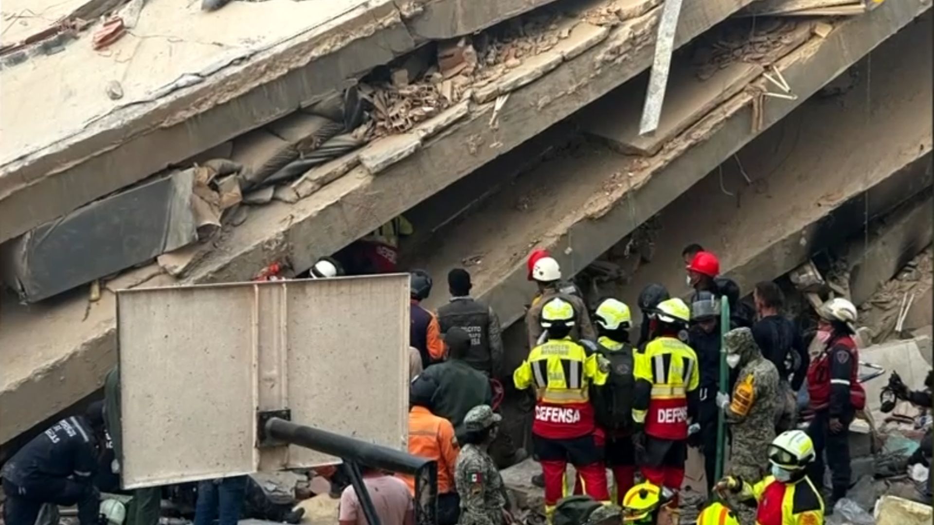 Ejército mexicano rescata niño de 11 años en Caraballeda, Venezuela. Corporaciones locales e internacionales continúan labores de auxilio.
