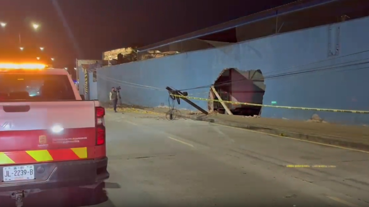 Una mujer de 37 años presuntamente alcoholizada perdió el control de su auto y derribó la barda de una pensión en Tlaquepaque. ¡Los detalles!