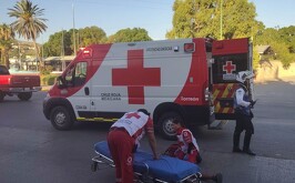Paramédicos de la Cruz Roja atendiendo a un hombre que fue atropellado en el Parque Fundadores.
