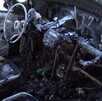 Se observa un auto consumido por un incendio.