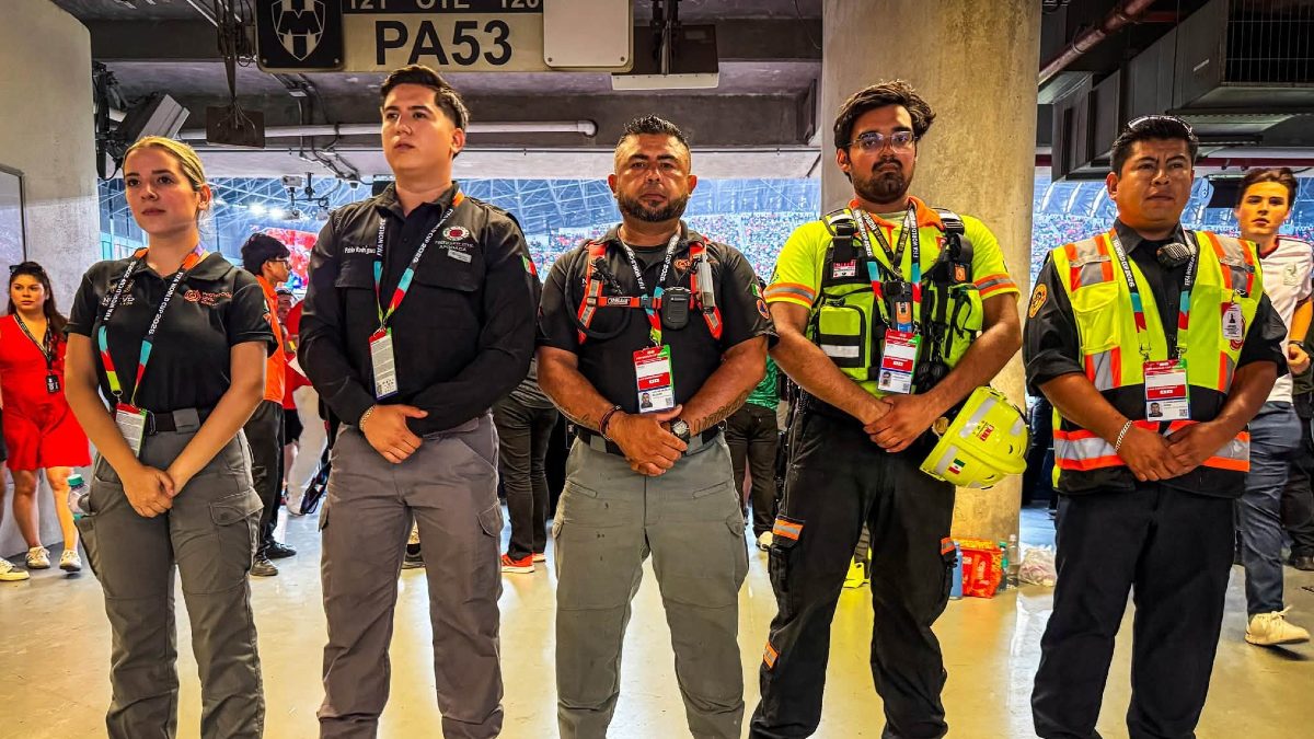 Elementos de seguridad custodian el estadio de Monterrey, estableciendo el orden.
