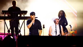 Enrique Iglesias cantando en Monterrey.