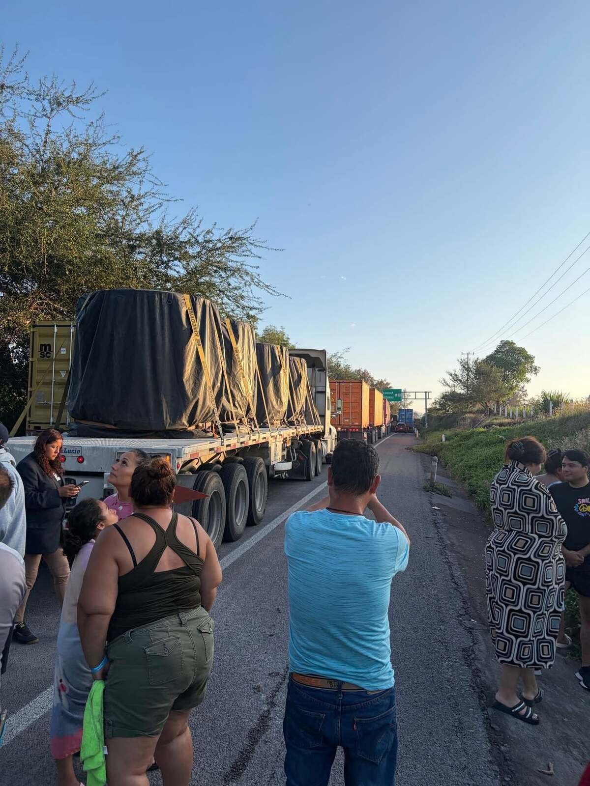 El tráfico hacia Guadalajara está detenido por el choque de dos pipas en el puente Beltrán. Conoce las rutas alternas y el reporte vial aquí.