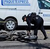 Mujer oficial de la Policía de Tlajomulco acercándose a una motocicleta tumbada sobre el asfalto tras un accidente automovilístico