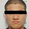 Mano tatuada y rostro de un hombre detenido en Veracruz.