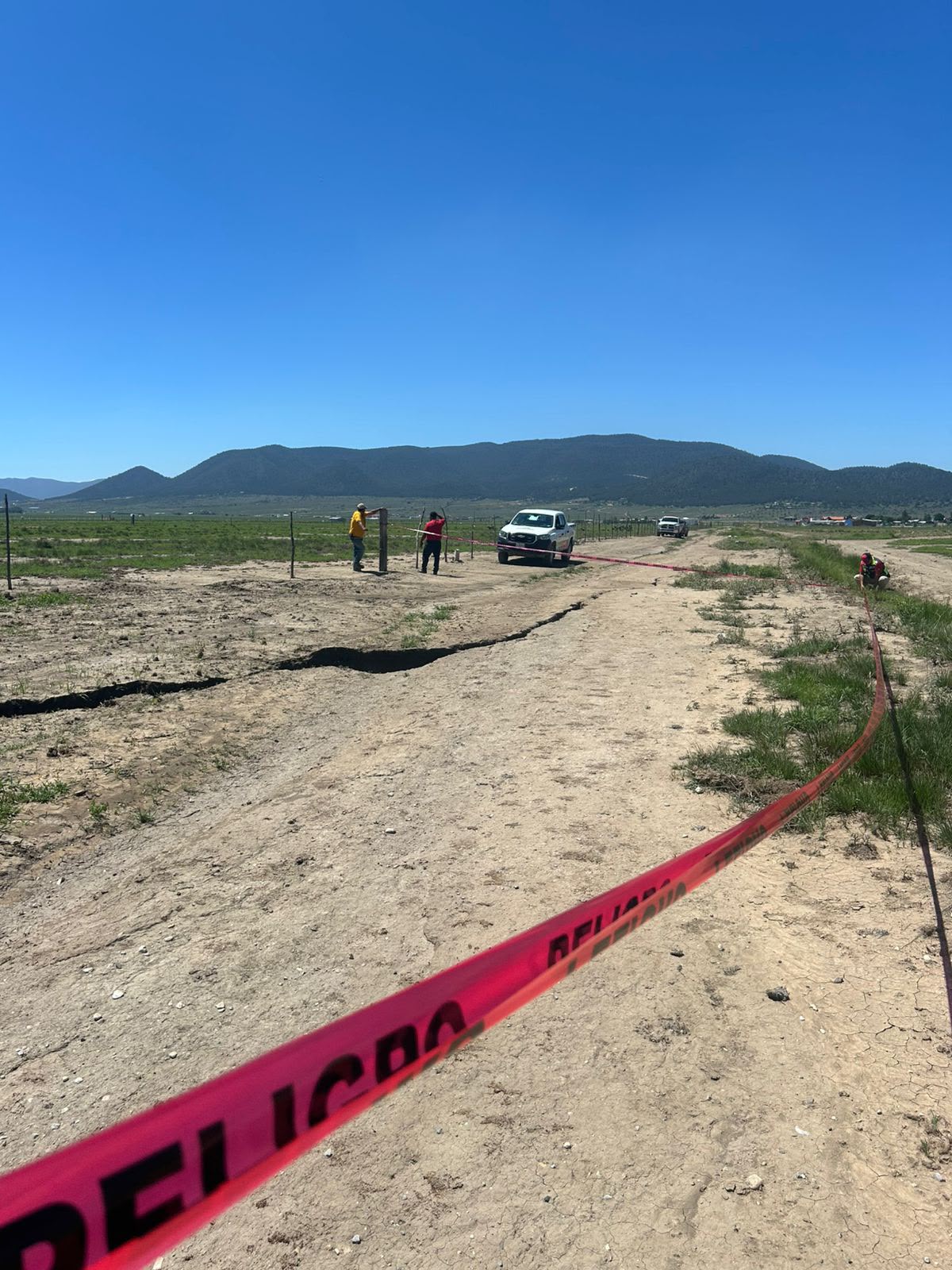 La grieta en Tierras Prietas permanece bajo vigilancia. Autoridades explican qué pudo provocarla y por qué llaman a extremar precauciones.