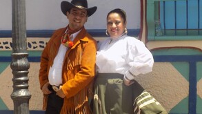 Hombre y mujer con trajes de baile