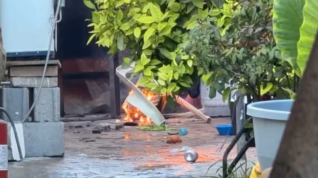 El fuego también alcanzó una silla de plástico ubicada en el lugar.