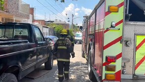 Camión y elementos de Protección Civil y Bomberos de Tonalá caminando hacia una ambulancia de la Cruz Verde
