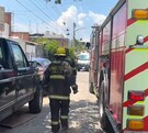 Camión y elementos de Protección Civil y Bomberos de Tonalá caminando hacia una ambulancia de la Cruz Verde