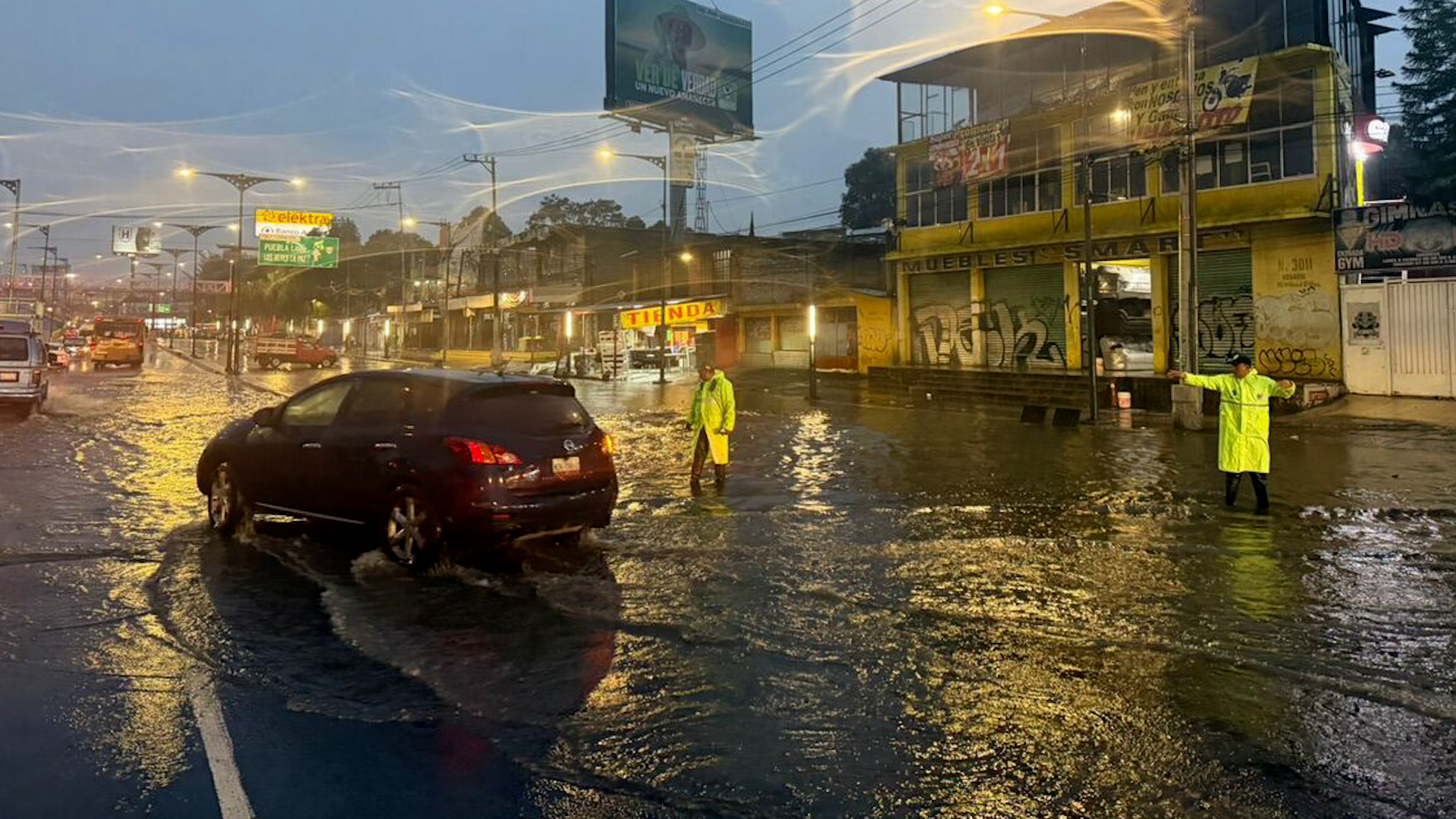 Inundaciones de 50 cm en Tlalnepantla afectaron cientos de casas y vehículos. Cárcamo sin mantenimiento causó desastre. Autoridades evalúan daños.