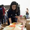 Una joven voluntaria del Centro de Acopio UNAM frente a cajas de alimentos y artículos de primera necesidad