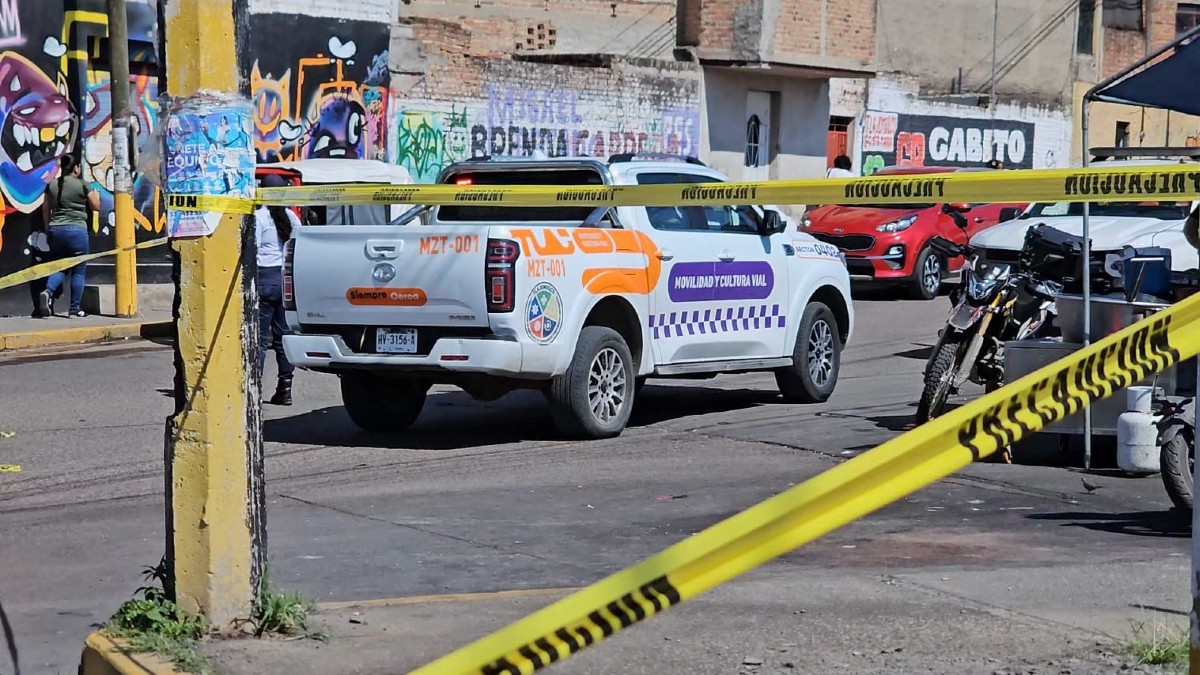 Patrulla de Movilidad y Cultura Vial de Tlajomulco cerca de un área acordonada por la policía donde ocurrió un accidente de moto