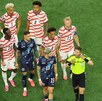 Jugadores de Estados Unidos y Paraguay durante la ejecución de la confusión de identidad.